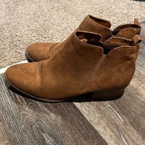 American Eagle short brown booties size 9